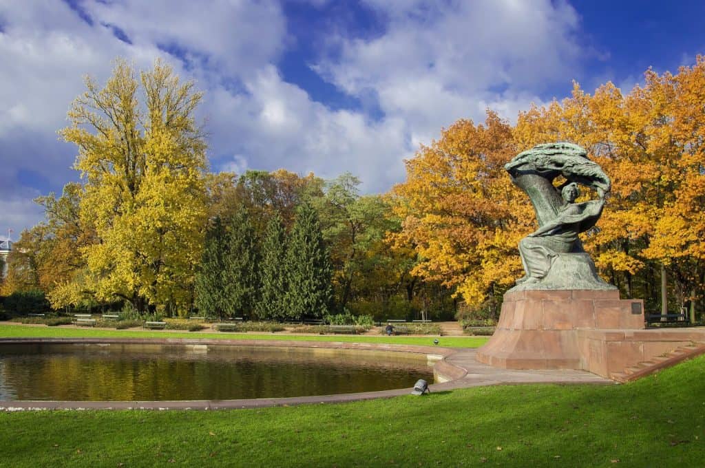 A Łazienki Królewskie királyi kerteket is tartalmaz a 18-20. századból, de érdekes a kínai kert is